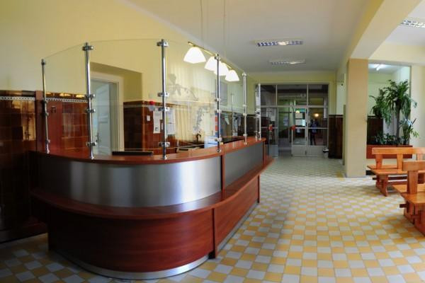 poczekalnia w przychodni lekarskiej